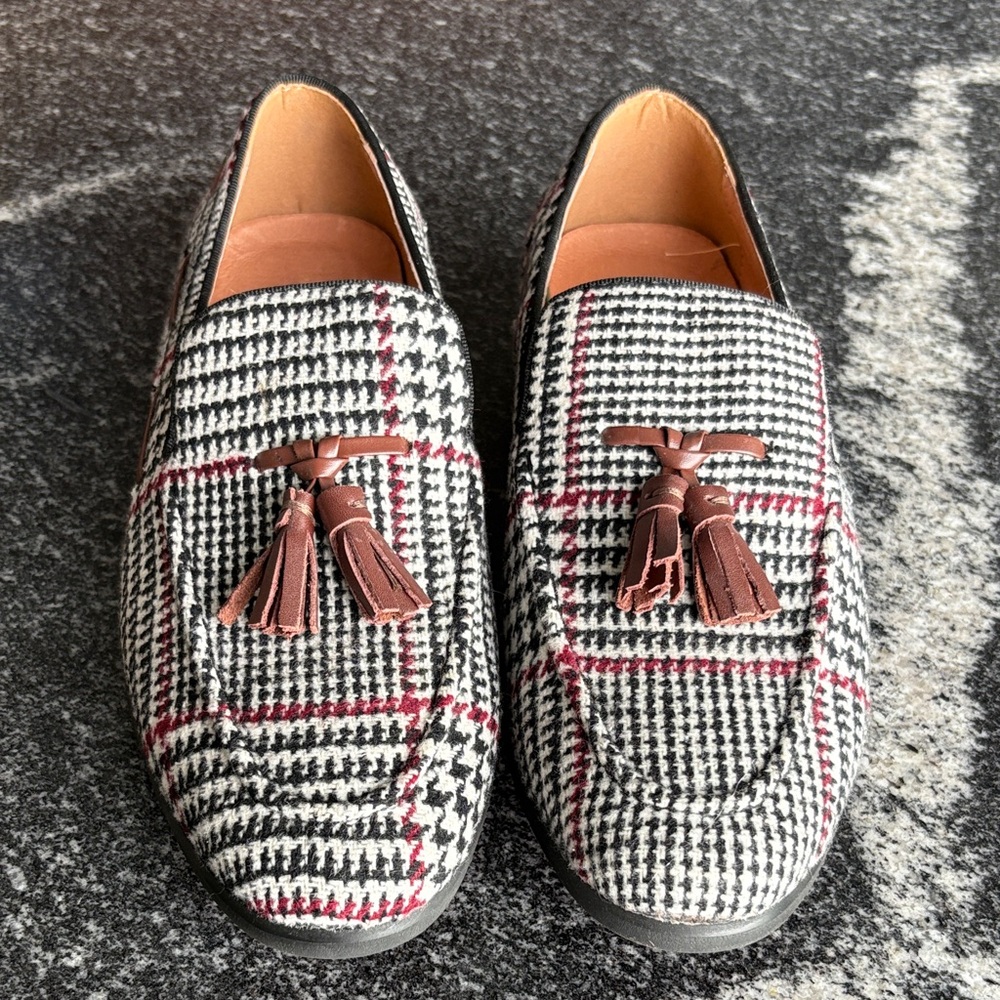 Elegant Houndstooth Loafers with Tassels
